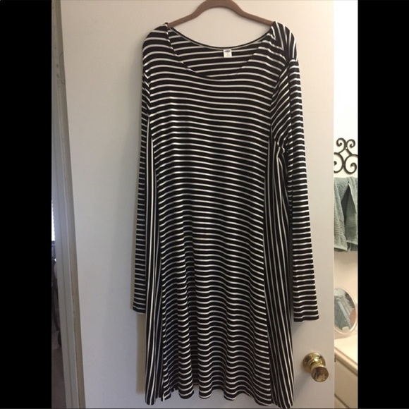 Old Navy Dresses & Skirts - Old navy stripped midi dress